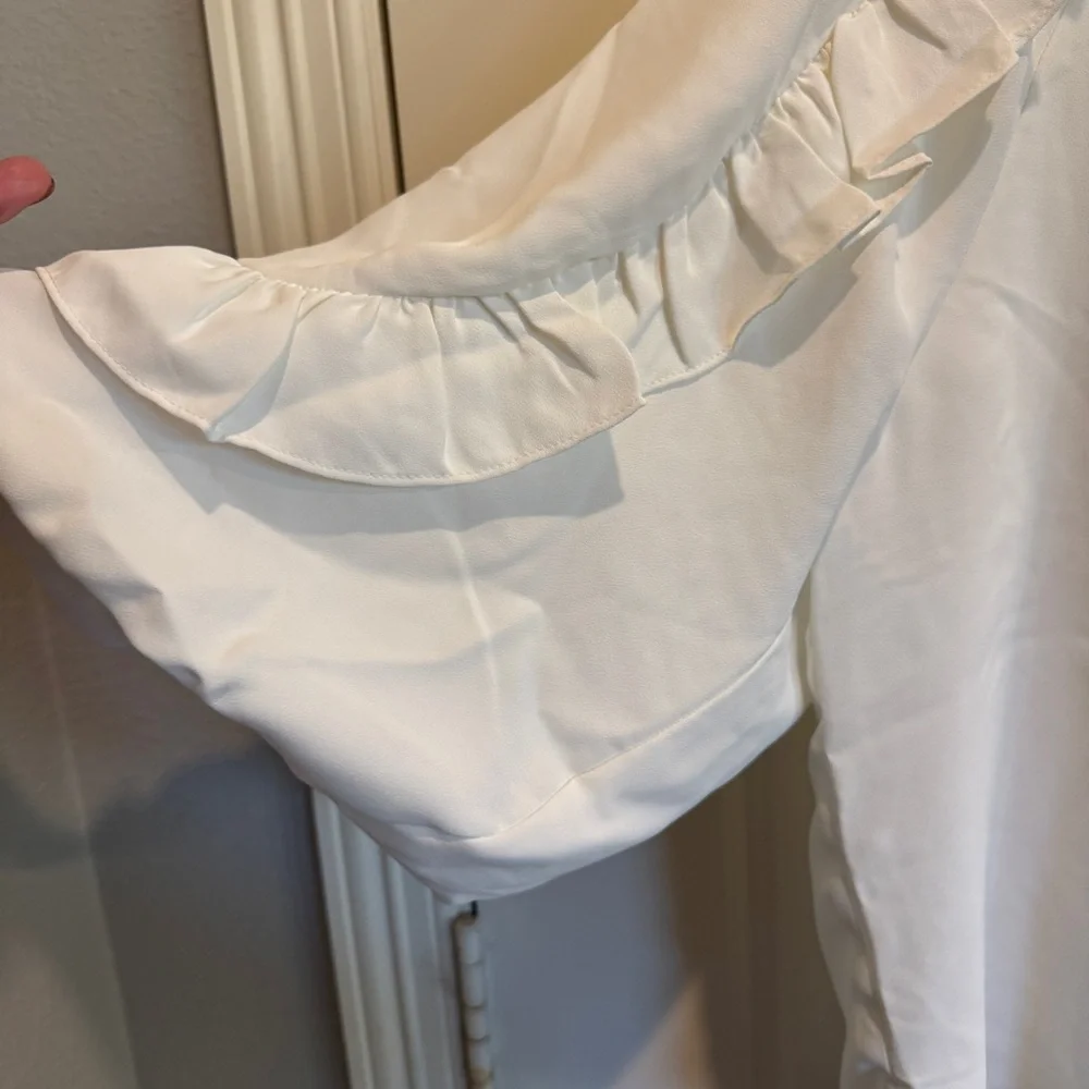 NWT Vince Camuto Ivory Ruffle Top Size L - Picture 2 of 6